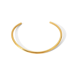 Minimalistisches goldenes Titanstahl-Halsband mit Hochglanz-Finish auf weißem Hintergrund