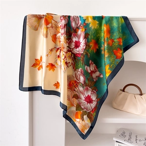 Foulard Quadrato in Raso con Stampa Floreale Pastorale per Donna Elegante Sfumato di Poliestere Sciarpa da Collo Bandana