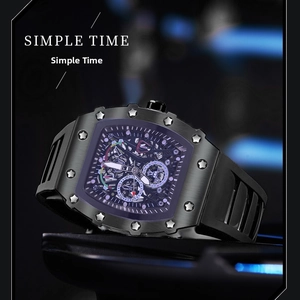 Primer plano de reloj mecánico esqueleto con caja tipo tonel y tornillos estrella