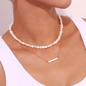 Collier double couche en acier plaqué or 18K avec perles et pendentif rectangulaire en nacre