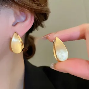 Orecchini a goccia placcati in oro 18 carati con finitura in metallo spazzolato