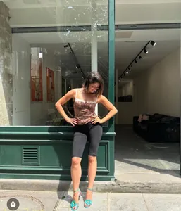Detalle de top tipo corsé vintage a cuadros con pantalones cortos tipo ciclista