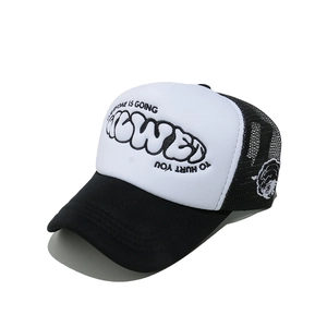 Detail von Mesh-Gewebe und Stickerei auf einer schwarz-weißen Trucker-Mütze