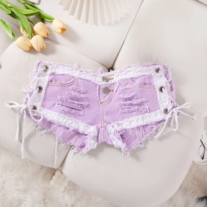Detalle de los pantalones cortos vaqueros morados con cordones laterales y bajo deshilachado
