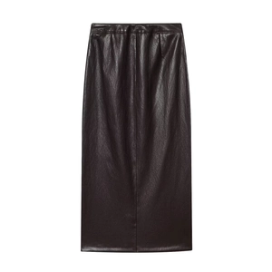 Détail de la texture d'une jupe longue en similicuir marron foncé avec drapé élégant