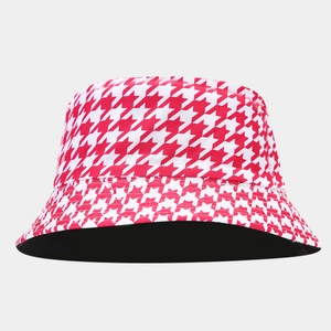 Dettaglio cappello alla pescatora pied-de-poule rosso e bianco con fodera interna nera