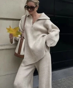 Gros plan sur la maille côtelée beige du pull oversize et du pantalon large