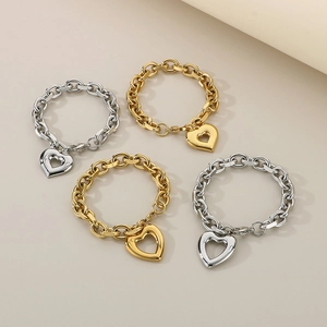 Detailansicht der Armbänder aus Titanstahl mit Herzanhängern in Gold und Silber