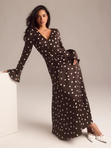 Robe longue à pois avec col en V et poignets évasés en marron et blanc élégant