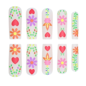 Faux ongles ballerine mats avec motifs de fleurs colorées et de cœurs rouges