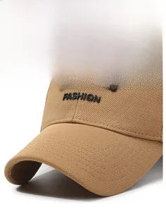 Gros plan d'une casquette en coton kaki avec broderie 3D noire et visière incurvée renforcée