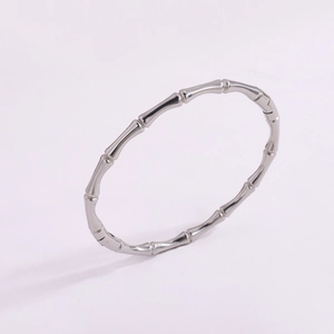 Vue détaillée d'un bracelet bambou en acier inoxydable argenté avec polissage miroir