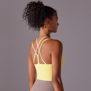 Détail des bretelles croisées du soutien-gorge de yoga jaune citron en tissu sport