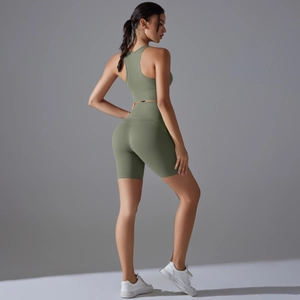 Vista posteriore dettagliata del set da yoga verde oliva senza cuciture con reggiseno e short