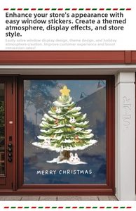 Nahaufnahme eines weihnachtlichen Fensteraufklebers mit Tannenbaum und Lebkuchenhase