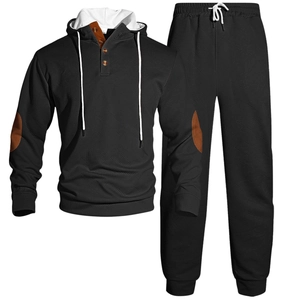 Survêtement homme noir avec texture jacquard, sweat à capuche et pantalon sur fond blanc