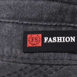 Gros plan d'une casquette militaire en coton lavé avec écusson fashion et détails de texture.