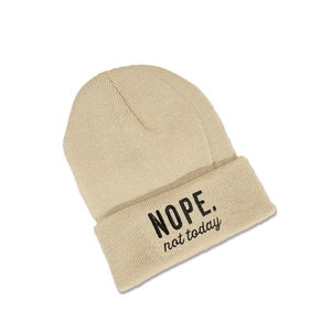 Detailaufnahme der beigen Strickmütze mit schwarzer NOPE not today Bestickung