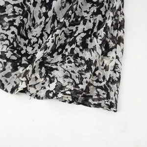 Schwarz-weißes Mini-Kleid mit abstraktem Blumenmuster aus Chiffon mit passendem Gürtel
