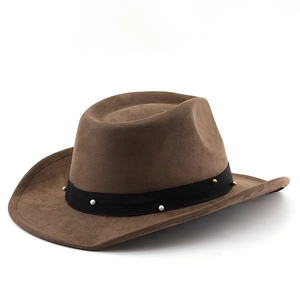 Détail d'un chapeau en daim marron avec ruban noir orné de perles et clous dorés