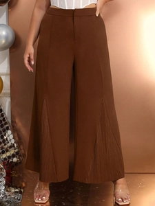 Damenhose mit hoher Taille und weitem Bein in Braun mit plissierten Saumdetails und Passform