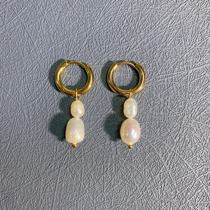Boucles d'oreilles créoles en acier doré 18k avec pendentifs en perles baroques