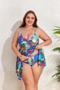 Detail von buntem geometrischem Muster und Netzrock-Stoff bei einem Tankini in Übergröße