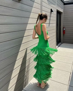 Détail des franges vert émeraude sur une robe longue moulante à dos nu élégante