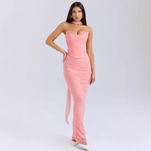 Robe bustier rose moulante avec volants en mesh et accessoire de cou assorti