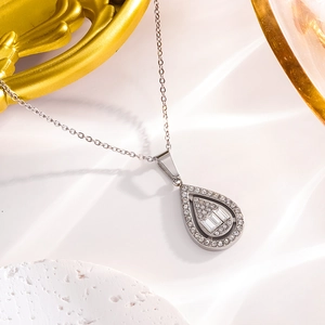 Vue détaillée du pendentif poire avec zircons taille à degrés et pavage de pierres