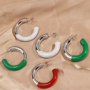 Boucles d'oreilles créoles C en métal émaillé rouge vert et blanc sur de la soie