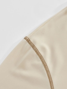 Makroaufnahme der Kontrastnähte und Premium-Perlbaumwolltextur auf dem Herren-Poloshirt