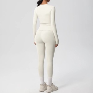 Vista dettagliata del retro di un set da yoga crema con maglia a maniche lunghe e leggings