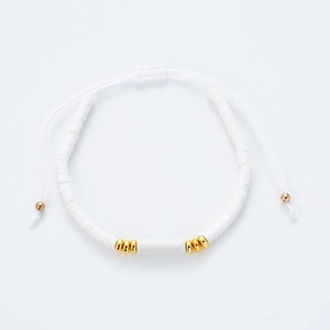 Minimalistisches weißes Steinperlenarmband mit goldenen Akzenten, handgefertigt