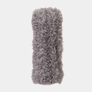 Gros plan sur la texture en fausse fourrure grise pour accessoires d'ensemble d'hiver