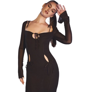 Détail des manches en résille et du laçage évidé sur cette robe moulante noire