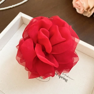 Detaillierte Makroansicht der roten 3D-Stoffrose aus Organza in einer Geschenkbox