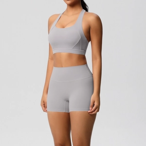 Detail der High-Waist Yoga-Shorts und Racerback-Sport-BH aus grauem Stretch-Gewebe