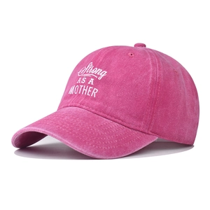 Détail de la broderie blanche 'Strong AS A MOTHER' sur casquette en denim délavé rose fuchsia
