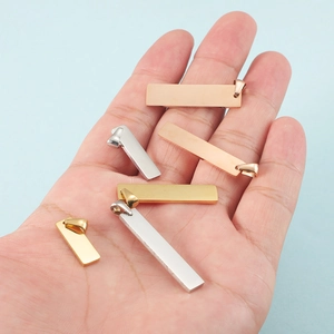 Polierte rechteckige Stabanhaenger aus Edelstahl in Gold, Silber und Roségold-Finish