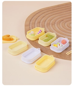 Miniatur-Essensbehälter mit realistischen Sushi- und Brotmodellen auf Holztablett