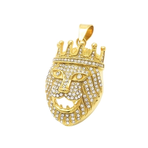 Hip-Hop Löwenkopf-Anhänger in Gold mit Krone und Strass auf weißem Hintergrund