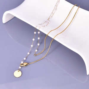 Collier double rang en acier inoxydable doré 18K avec perles et pendentif disque élégant