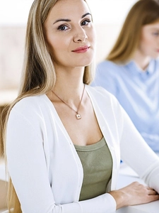 Gros plan d'un collier pendentif carré en or rose avec nacre porté par un mannequin