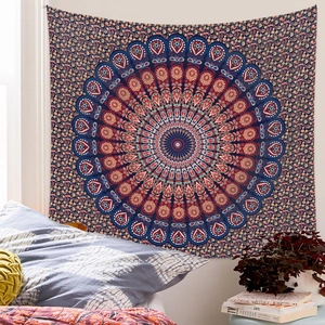 Gros plan de la tapisserie mandala bohème aux motifs complexes bleus et orange