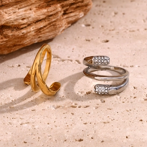 Dettaglio di anelli in oro 18 carats e argento con cristalli su base in pietra travertino