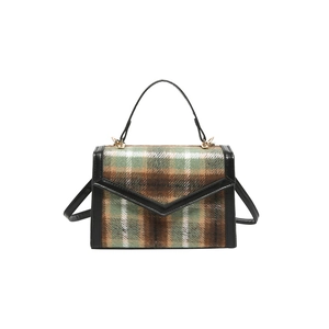 Vintage-Henkeltasche mit grünem Karomuster, schwarzem Lederbesatz und goldenen Beschlägen