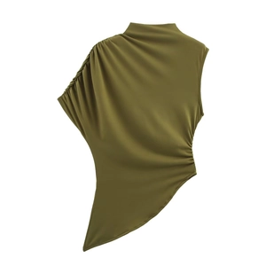 Top asimmetrico senza maniche verde oliva con collo alto ed eleganti dettagli arricciati