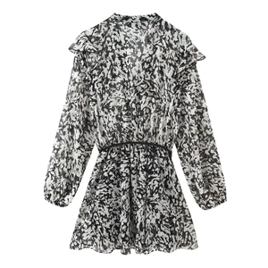 Französisches Mini-Kleid mit schwarz-weißem Abstrakt-Print, Rüschenschultern und Gürtel