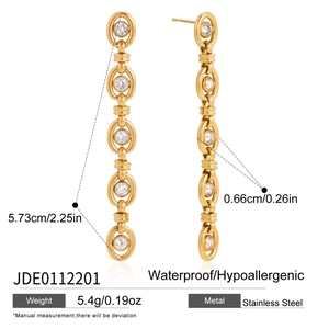 Detalles técnicos de pendientes largos de acero inoxidable dorado con incrustaciones